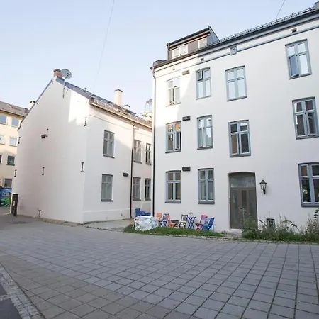 Charming Bright In Quiet Area Of Grunerlokka شقة